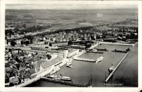 Ak Friedrichshafen am Bodensee, Luftansicht von  Hafen, schiffbare Wasserstraße, Bebauung