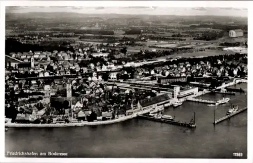 Ak Friedrichshafen am Bodensee, Luftaufnahme von Friedrichshafen, Bodensee,  Perspektive, Schiffe