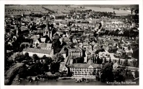 Ak Konstanz am Bodensee, Luftaufnahme,  Bodensee, mittelalterliche Architektur, Stadtansicht