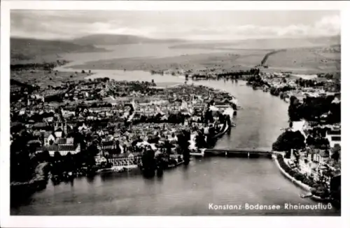 Ak Konstanz am Bodensee, Luftaufnahme von  Bodensee, Rheinausfluss, Flusslandschaft, Brücke