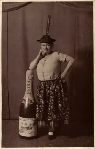 Foto Ak Porträt einer Frau mit Sektflasche