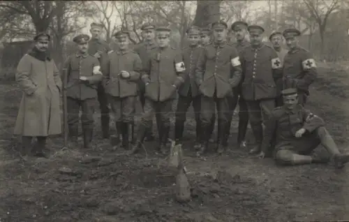 Foto Ak Deutsche Soldaten in Uniformen, Sanitäter, I. WK