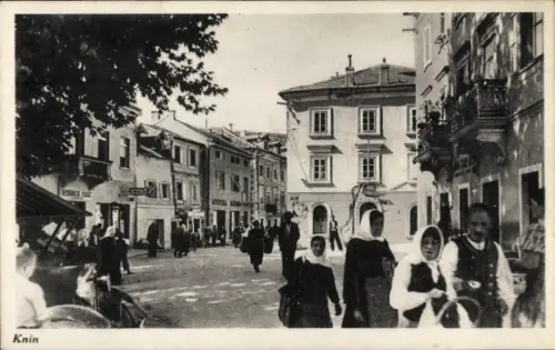 Ak Knin Kroatien, Straße, Passanten