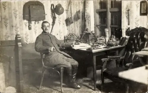 Foto Ak Deutscher Soldat in Uniform, Wohnstube, Waldemar