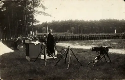 Foto Ak Truppenübungsplatz Grafenwöhr, Feldgottesdienst, Geistlicher, Soldaten beim Gebet, MG