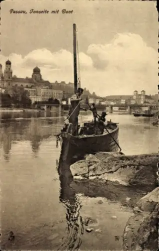 Ak Passau in Niederbayern,  Innseite mit Boot, Boot auf Wasser, Stadt im Hintergrund