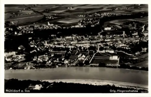 Ak Mühldorf am Inn Oberbayern, Luftaufnahme von  Fluss, Gebäude, ländliche Umgebung