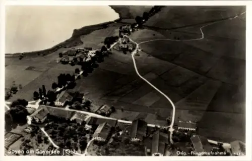 Ak Soyen in Oberbayern, Luftaufnahme von  Soyer See, Gebäude, Landschaftsaufnahme