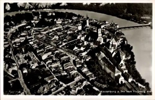 Ak Wasserburg am Inn Oberbayern, Luftaufnahme von Wasserburg, Altstadt, Fluss, schwarz-weiß, 