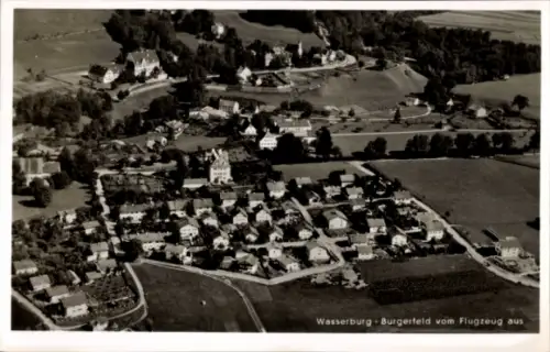 Ak Wasserburg am Inn Oberbayern, Luftaufnahme von  Burg in der Ferne, ländliche Umgebung