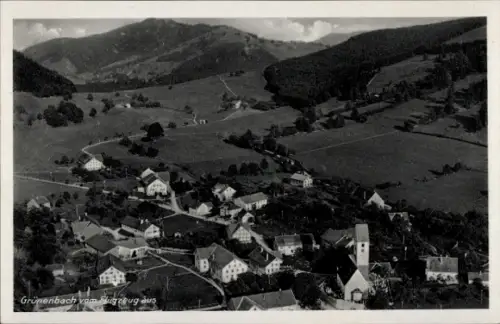 Ak Grünenbach im Allgäu Schwaben, Luftaufnahme von  Wiesen und Hügeln, Gebäude