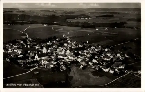 Ak Altusried im Allgäu, Luftaufnahme von  ländliche Umgebung, Gebäude, Kirchen