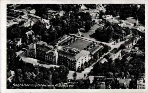 Ak Szczawno Zdrój Bad Salzbrunn Niederschlesien, Luftaufnahme von  parkähnliche Anlagen, majestät