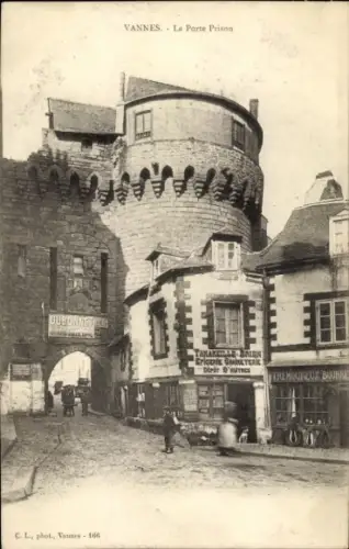 Ak Vannes Morbihan, La Porte Prison,  Architektur, Straßenszene, Geschäfte