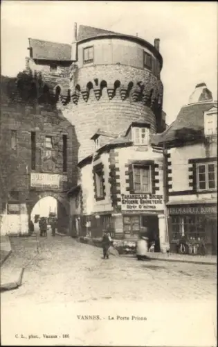 Ak Vannes Morbihan, La Porte Prison,  Architektur, Geschäfte, Straßenszene