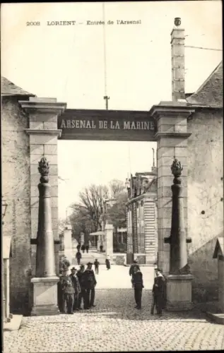 Ak Lorient Morbihan, Eintrittstor zum Arsenal, Menschen,  Architektur