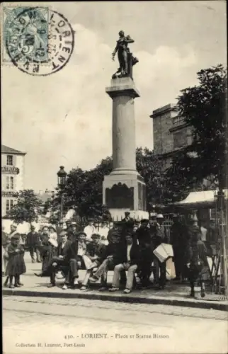 Ak Lorient Morbihan, Platz und Statue Bisson, Menschenmenge,  Atmosphäre