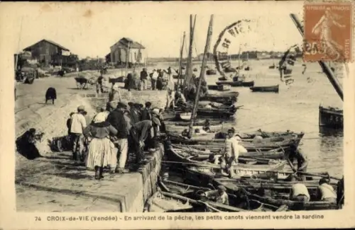 Ak Croix de Vie Vendée, en arrivant de la peche, les petits canots viennent vendre la sardine
