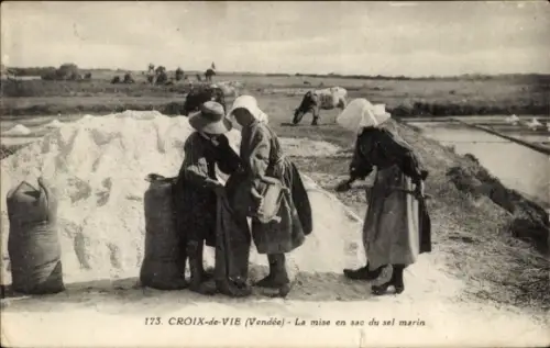 Ak Saint Gilles Croix de Vie Vendée, Säcke voller Meersalz, Bewohner in traditioneller Kleidung, 