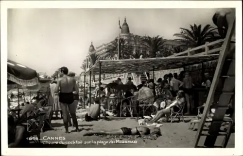 Ak Cannes Alpes Maritimes, Strandaufnahme, Cocktails, Palmen, Menschen, 1965