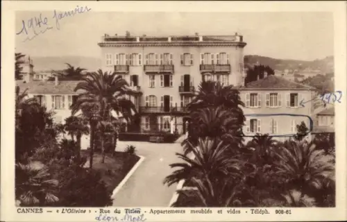 Ak Cannes Alpes Maritimes,  von  L'Olivine, Appartementhaus, palmengesäumte Straße