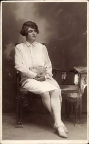 Foto Ak Frau-Porträt, Frisur, Weiße Bluse