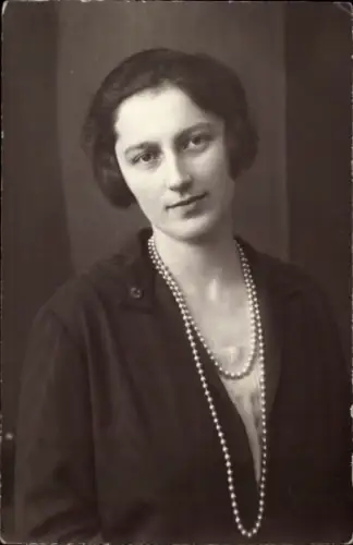 Foto Ak Frau-Porträt, Frisur, Perlen