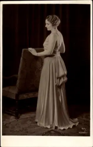Foto Ak Frau-Porträt, Frisur, Abendkleid