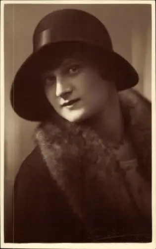 Foto Ak Frau-Porträt, Hut, Pelz, Mode