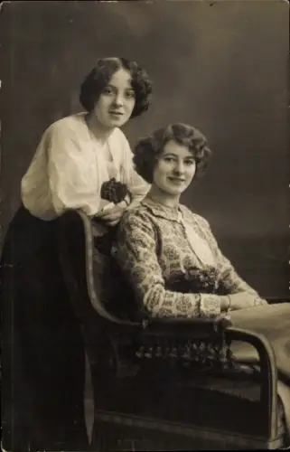 Foto Ak Zwei Frauen, Porträt, Mode, Bluse, Frisur