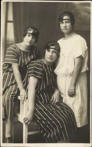 Foto Ak Drei Frauen, Mode, Kleider, Frisur