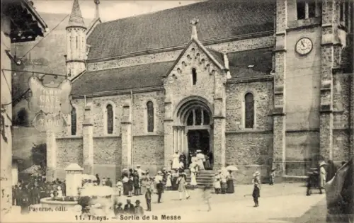 Ak Theys Isère, Kirche, Menschenmenge, Eingang zur Messe, CAFE CABAC,  Atmosphäre