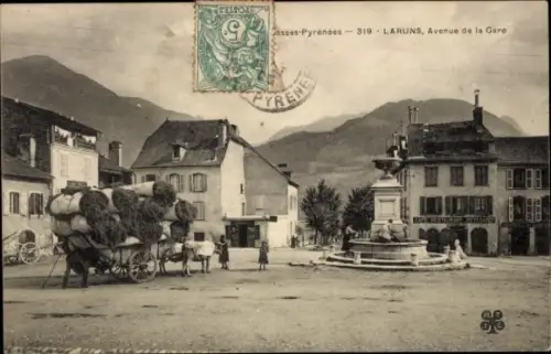 Ak Laruns Pyrénées-Atlantiques, Avenue de la Gare, Brunnen, Wagen mit Heu, Berge im Hintergrund