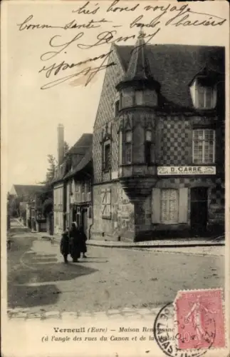 Ak Les Bois Francs Verneuil Eure, Haus mit charakteristischer Fassade, Straßenansicht, zwei Perso
