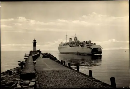 Ak Fährschiff MS Sassnitz bei der Ausfahrt, Signalturm