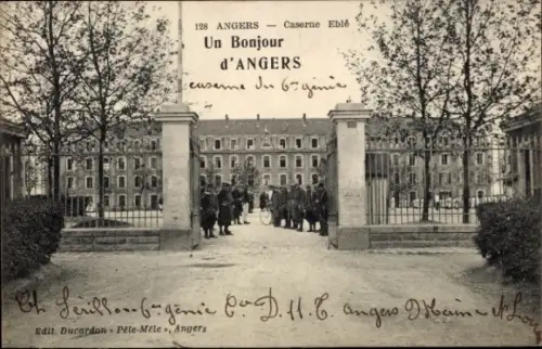 Ak Angers Maine et Loire, Caserne Eblé, alte Militärgebäude, Menschenansammlung, Bäume im Vorderg