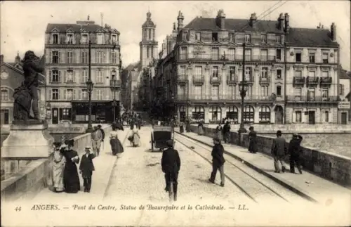 Ak Angers Maine et Loire, Pont du Centre, Statue de Beaurepaire, Cathedrale,  Architektur