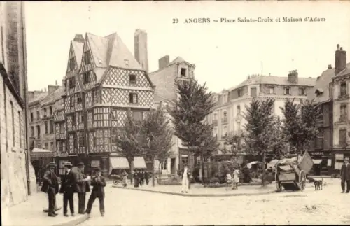 Ak Angers Maine et Loire, Place Sainte-Croix, Maison d'Adam,  Architektur, Bäume, Menschen