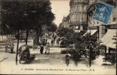 Ak Angers Maine et Loire, Boulevard du Maréchal Foch, Le Marché aux Fleurs, Markt-Szene, Spazierg