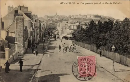 Ak Granville Manche,  Straßenansicht, Rue du Calvuire, Menschen unterwegs, Landschaft