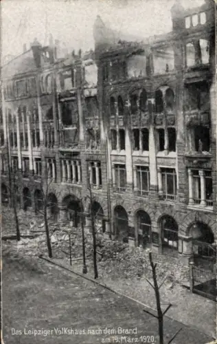 Ak Leipzig, Leipziger Volkshaus nach dem Brand, Ruinen, Straßenansicht, 1920