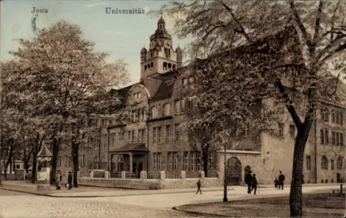Ak Jena in Thüringen, Universitätsgebäude, Turm, Bäume, Strasse, Personen