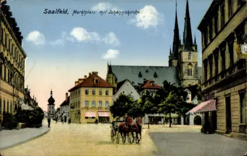 Ak Saalfeld an der Saale Thüringen, Marktplatz, Johanniskirche, traditionelle Architektur, Kutsch