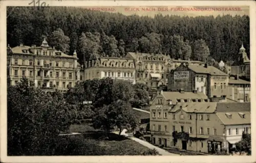 Ak Mariánské Lázně Marienbad Region Karlsbad, Blick auf die Ferdinandbrunnstraße, Gebäude, Hotel,