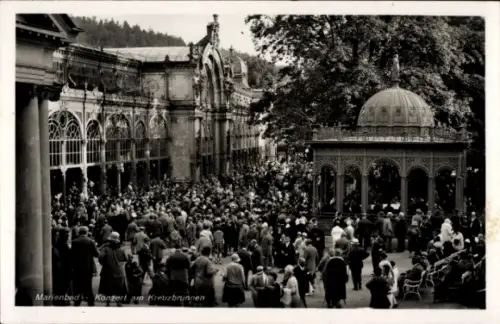 Ak Mariánské Lázně Marienbad Region Karlsbad, Konzert am Kreuzbrunnen, viele Menschen,  Gebäude