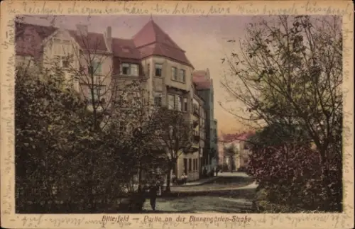 Ak Bitterfeld in Sachsen Anhalt, Blick auf eine Straße, Wohnhäuser, Bäume,  