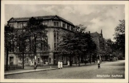 Ak Bitterfeld in Sachsen Anhalt, Bitterfelder Kaufhaus,  Architektur, Bäume, Straßenansicht, schw