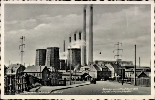 Ak Bitterfeld in Sachsen Anhalt, Blick auf Industrie, Schornsteine, Wolken,  