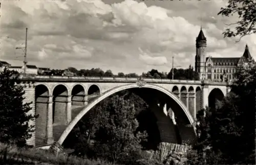 Ak Luxemburg Luxembourg, Brücke, Wolken, Gebäude, Pont Adelphe, Caisse d'Epargne
