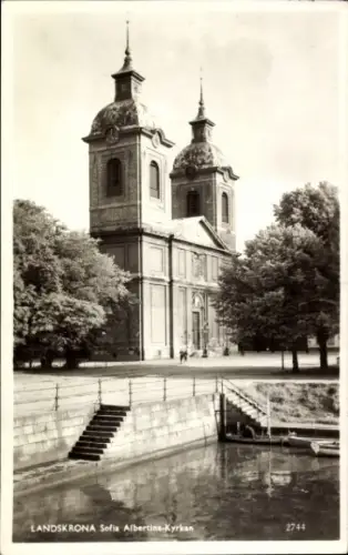 Ak Landskrona Schweden, Sofia Albertina-Kyrkan, zwei Türme, Wasserfront, Treppe, Landskrona